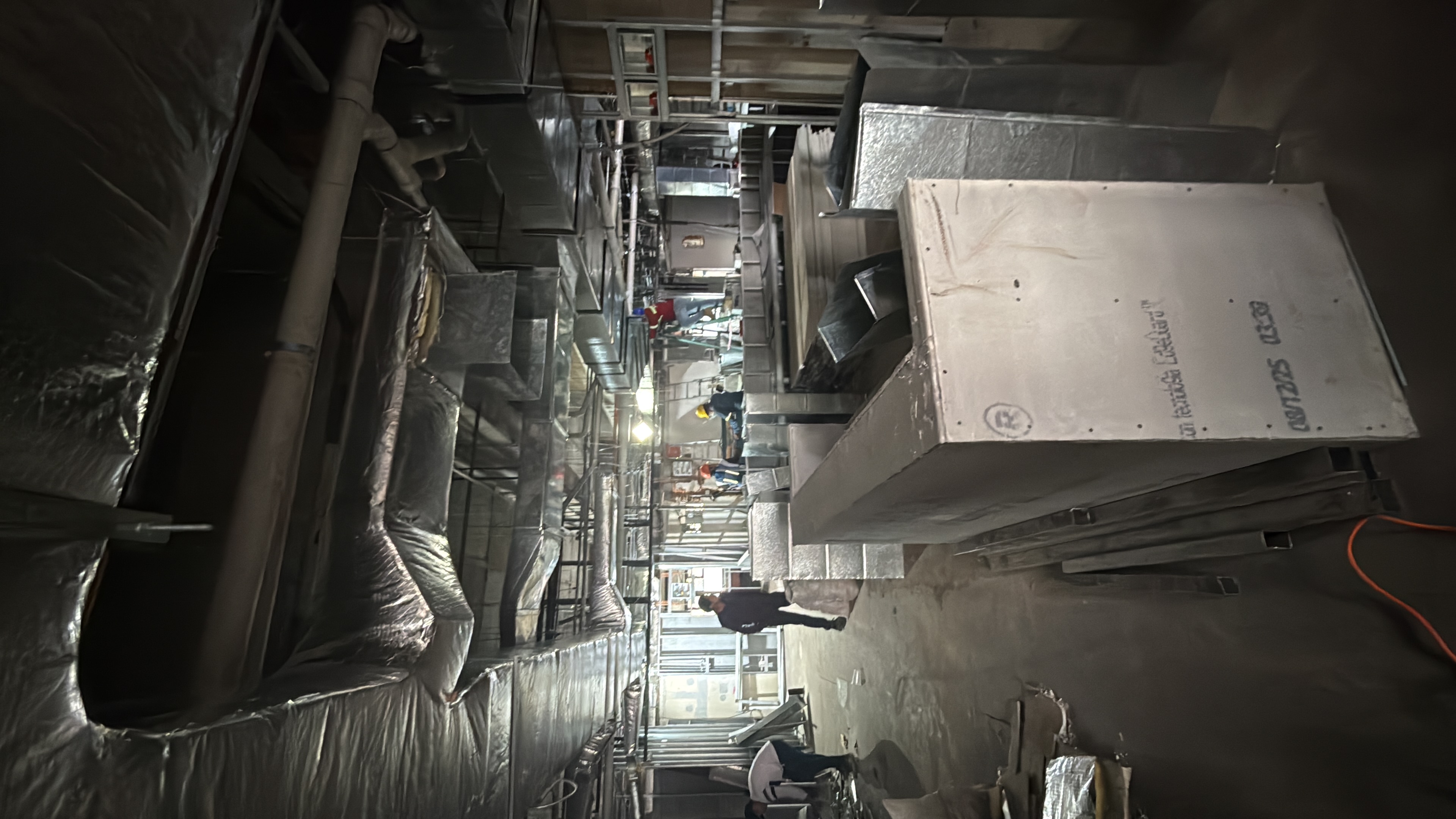 Interior de obra con ductos